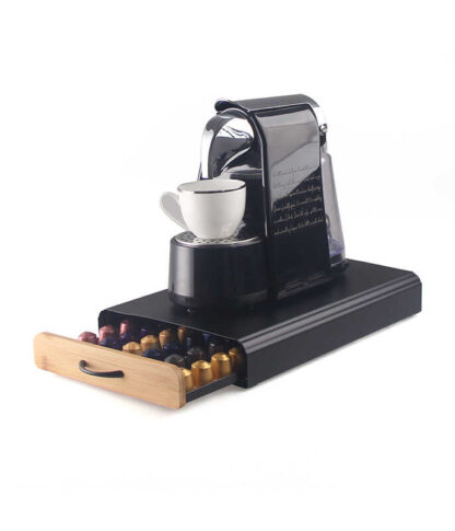 מתקן לאחסון 60 קפסולות קפה מבית פודאפיל בשילוב מראה עץ יוקרתי, חזק ועמיד שניתן להניח עליו את מכונת האספרסו ללא חשש ובכך לחסוך מקום יקר במטבח