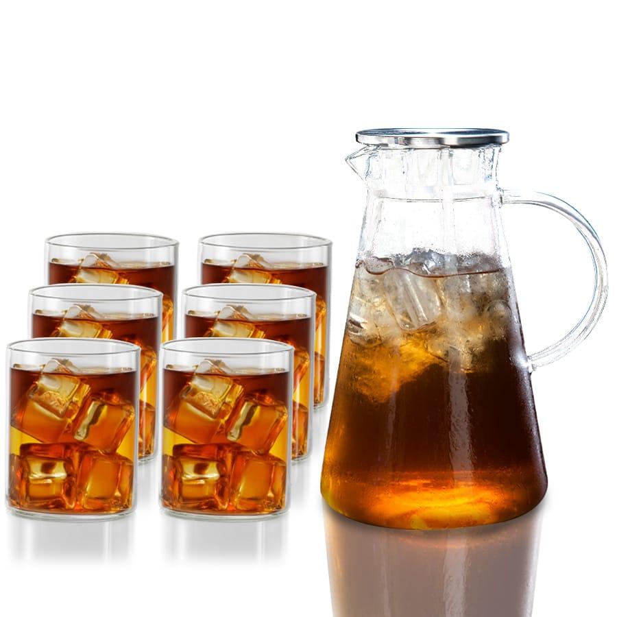 פשטות ומינימליזם מבית פוד אפיל. מארז שתייה קרה הכולל:  6 כוסות זכוכית דקה בנפח 370 מ"ל המתאימות גם לשתייה חמה קנקן זכוכית לשתייה קרה בנפח 1.8 ליטר בעיצוב מודרני עם מכסה נירוסטה דגם BAHAMAS מכסה נירוסטה בגימור מט  פתח רחב למזיגה מהירה . זכוכית בעל שקיפות מדהימה דקה וחזקה במיוחד . מגיע באריזת מתנה איכותית .