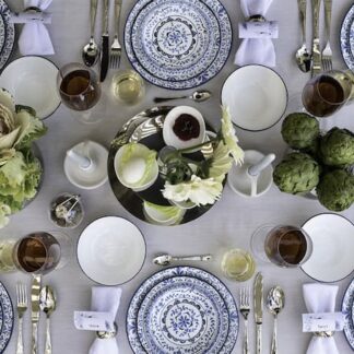 עיצוב שולחן חג ים תיכוני באווירה אביבית, שילוב מושלם של כחול ולבן