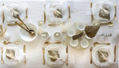 עיצוב שולחן חג לבן זהב מושלם בקלות וביעילות