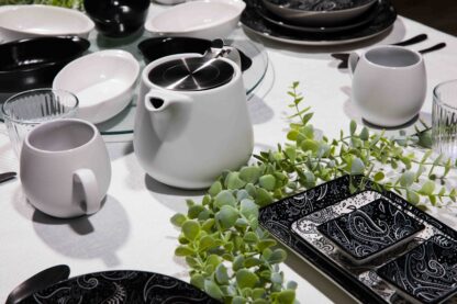 שולחן ארוחת בוקר מעוצב בשחור לבן מתוחכם אתם מחליטים אלו מוצרים יצטרפו לשולחן האוכל שלכם מבלי לצאת מהבית