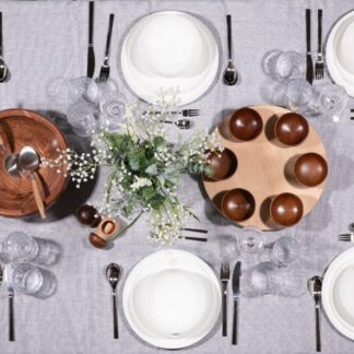 שולחן חגיגי ואביבי בשילוב מראה לבן קלאסי ועץ