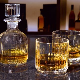 סט וויסקי יוקרתי עשוי זכוכית קריסטל עיצוב וייצור איטלקי באיכות הגבוהה ביותר כולל 2 כוסות וויסקי + בקבוק למילוי