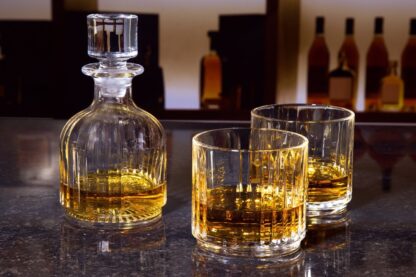 סט וויסקי יוקרתי עשוי זכוכית קריסטל עיצוב וייצור איטלקי באיכות הגבוהה ביותר כולל 2 כוסות וויסקי + בקבוק למילוי