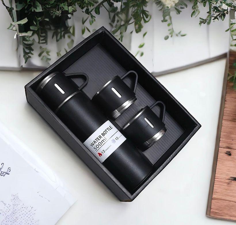 מארז מתנה הכולל תרמוס בנפח 500 מ"ל עם שלושה ספלים באריזת מתנה
