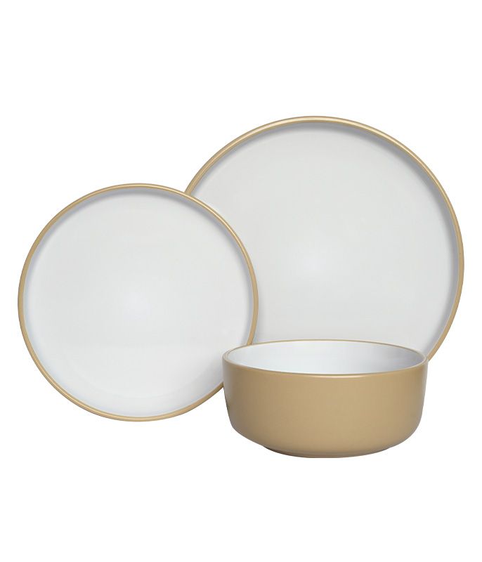 סט צלחות לבן בשילוב צבעי קפה שילוב מנצח ליצירת אווירה קלאסית חמימה בשולחן האוכל שלכם