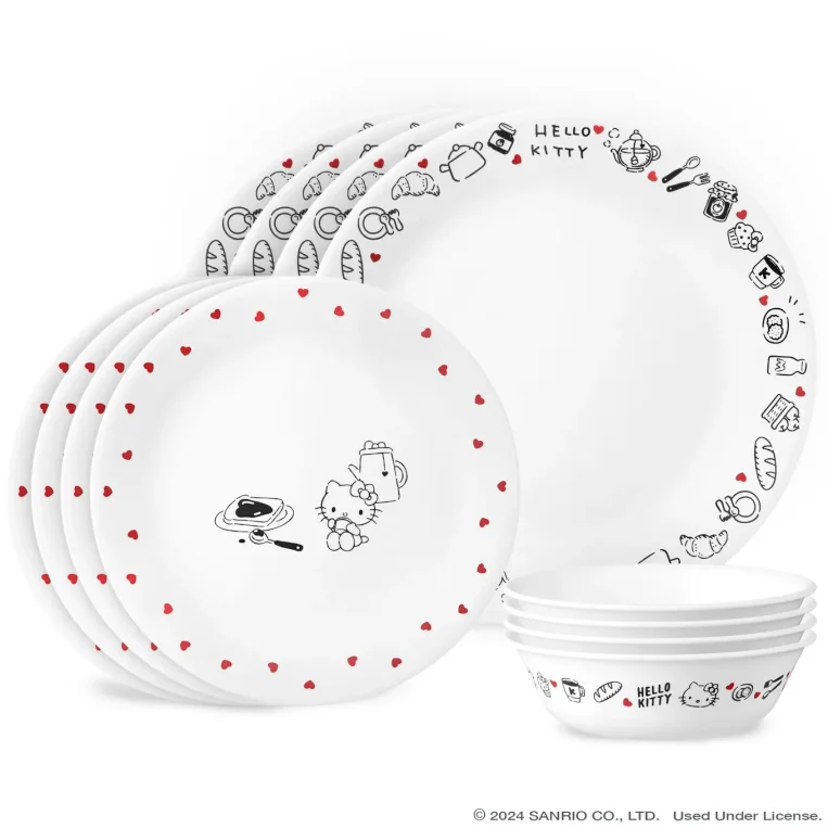 סט צלחות Corelle by Corning דגם Hello Kitty "הלו קיטי" להיט האנימציה מיפן שמלווה את העולם משנת 1974 ועד היום  סדרת האנימציה הלו קיטי היא בין האהובות ביותר על ילדי העולם  אז מה יש בחתול המואנש הזה שהילדים כל כך אוהבים ?  ובכן מעבר לכך שהיא תכנית כייפית ואהובה הילדים פוגשים אותה בכל מקום  בפיג'מה ובבגד ים, במצופים ובתיק אוכל, בבובות ובכובעים ועוד אלפי מוצרים ממותגים HELLO-KITTY סה"כ מחזור פעילות מוערך בכמיליארד דולר בשנה.