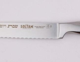 סכין יוקרתית לשולחן השבת והחג  סכין לחיתוך לחם חלה או עוגה מבית סולתם  תכונות המוצר: להב באורך 20 ס"מ עשויה פלדת אל חלד HIGH GERMAN CARBON STEEL בעלת עמידות לאורך שנים קצוות הלהב מושחזים בקפדנות ליצירת חדות גבוהה לאורך זמן איזור "בטיחות" חיץ בין ידית הסכין ללהב  ידית ארגונומית מעוצבת לאחיזה בטוחה מבנה מאוזן ומיוצב משקל לנוחיות שימוש גם ממושכת 10 שנות אחריות יבואן רשמי 