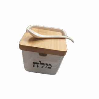 לבשל כמו כמו פעם להרגיש את התבלין  מיכל למלח פתיח מהירה עם אפשרות בזיקה ידנית  מכסה נפתח בקלות לנוחות שימוש מירבית  מידות: 9X9X9 ס"מ  עשוי קרמיקה לבנה בגוון פנינה ומתמזג נהדר על משטח העבודה במטבח או במגירת התבלינים 