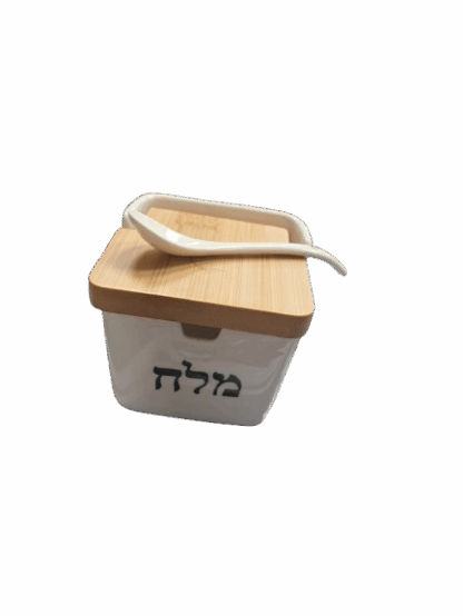 לבשל כמו כמו פעם להרגיש את התבלין  מיכל למלח פתיח מהירה עם אפשרות בזיקה ידנית  מכסה נפתח בקלות לנוחות שימוש מירבית  מידות: 9X9X9 ס"מ  עשוי קרמיקה לבנה בגוון פנינה ומתמזג נהדר על משטח העבודה במטבח או במגירת התבלינים 