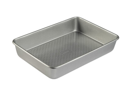 תבנית אפיה עמוקה 40x28x8 ס"מ תבנית מקצועית מסדרת Silver Anodized בשיתוף מיקי שמו עשויה מסגסוגת אלומיניום איכותית בטכנולוגיית אנודיזציה מתקדמת, ללא ציפוי. עמידה במיוחד - לא מתעוותת גם בהקפאה נון-סטיק טבעי - ללא צורך בציפוי, נוחה לניקוי פיזור חום אחיד - לאפייה אחידה ולחיסכון בזמן בסיס נשלף + מד גובה פנימי - לשליטה מדויקת בתוצאה!