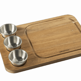 כל הארוחה על משטח אחד ! לוח הגשה מלבני מעץ שיטה טבעי בגודל 30×20 ס"מ לוח עץ ייחודי בעבודת גימור איכותית, עשוי מעץ שיטה עמיד וחזק בעל מראה חמים וטבעי. כולל חריץ היקפי לאיסוף נוזלים, אידיאלי לבשרים, גבינות, נשנושים ועוד. מגיע עם 3 קעריות נירוסטה בקוטר 6.5 ס"מ משולבות במשטח ההגשה - למטבלים, זיתים, ועוד.