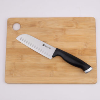 מארז מתנה מושלם לבשלן החובב הכולל:  סכין שף באורך 12 ס"מ מסוג סנטוקו עשויה פלדה חזקה במיוחד קרש חיתוך עץ מושלם לעבודה והגשה במידות 28X21 ס"מ  סט קרש חיתוך במבוק + סכין סנטוקו מקצועית 12 ס"מ . קרש חיתוך איכותי עשוי מעץ במבוק  סכין סנטוקו 12 ס"מ מבית נעמן  