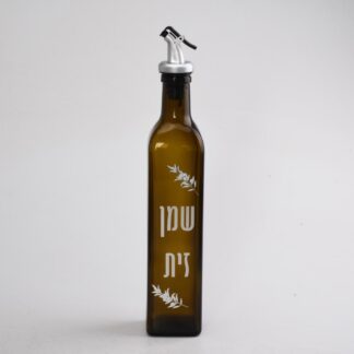 הדברים הקטנים שעושים את ההבדל  בקבוק רק למילוי בשמן זית עם פיית מזיגה ייחודית עם נועל בקצה המאפשר שמירה על טריות השמן  ומונע כניסת מזיקים אליו. נפח הבקבוק 510 מ"ל והוא נהדר לתיבול וטיגון  הפייה הייעודית ניתנת לפירוק והרכבה כך שניתן לנקות אותה בקלות  הכיתוב בעברית שמן זית עם העלים השזורים בצידו משווה לבקבוק מראה ייחודי שמוסיף לשולחן האוכל שלנו או על השיש במטבח.