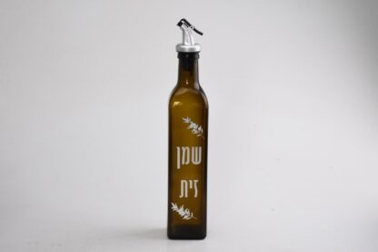 הדברים הקטנים שעושים את ההבדל  בקבוק רק למילוי בשמן זית עם פיית מזיגה ייחודית עם נועל בקצה המאפשר שמירה על טריות השמן  ומונע כניסת מזיקים אליו. נפח הבקבוק 510 מ"ל והוא נהדר לתיבול וטיגון  הפייה הייעודית ניתנת לפירוק והרכבה כך שניתן לנקות אותה בקלות  הכיתוב בעברית שמן זית עם העלים השזורים בצידו משווה לבקבוק מראה ייחודי שמוסיף לשולחן האוכל שלנו או על השיש במטבח.