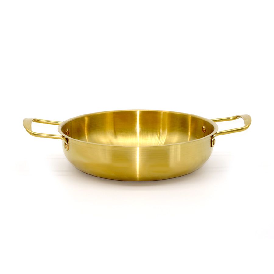 בישול והגשה עם סטייל אלגנטי ומלא יוקרה עם עיצוב יוקרתי בגוון זהב ונוכחות מרשימה – זה לא סתם מחבת זו דרך להגיש בסטייל. מושלם להגשה אישית של מנות חמות ישירות מהכיריים או התנור אל השולחן. מידות לבחירה: 18 / 20 / 22 / 24 / 26 ס"מ תכונות המוצר: תחתית אינדוקציה המשפרת את אפקטיביות פיזור החום ומאפשרת בישול מהיר וחסכון באנרגיה ידיות מעוצבות הממוקמות בריחוק מהכלי החם לנוחות ובטיחות השימוש. עיצוב ייחודי של שפת הכלי המאפשר מזיגה קלה ונקייה ללא נזילות. מתאים לשימוש בתנור עד 180 מעלות מתאים לשימוש על כיריים גז, חשמל, קרמי ואינדוקציה. אופן הטיפול: מתאים למדיח, מומלץ שטיפה ידנית