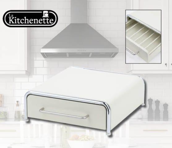 מתקן לבן בשילוב ניקל לאחסון קפסולות קפה משמש גם כמעמד למכונת קפה ומקציף