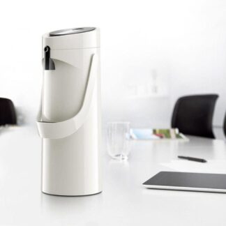 שומרים את המשקה שלכם חם או קר תרמוס עם משאבה בעיצוב וצבע אופנתי מגיע בצבעים שחור ולבן בגימור מבריק. אידיאלי להגשת משקאות חמים וקרים בימי הולדת או מפגשים משפחתיים: נפח של 1.9 ליטר לכ-15 כוסות. 12 שעות של משקאות חמים 24 שעות של משקאות קרים הודות לגוף הזכוכית הפנימי המבודד עם דופן כפולה. מזיגה קלה ופשוטה עם כפתור לחיצה רחב ומשאבה באיכות מעולה עם ביצועים גבוהים. חושבים גם על הפרטים הקטנים: מגש "טפטוף" גאוני הלוכד את שארית הטיפות הנפלטות מפתח המזיגה בסיס מסתובב התחתית התרמוס המאפשר סיבוב בקלות של כל התרמוס למזיגה מכל כוון קל לניקוי, ראש המשאבה נשלף לחלוטין לניקוי ידני קצת נתונים טכניים: מותג: PONZA GERMANY PRC PRODUCTION נפח: 1.9 ליטר משקל: 1528 גרם מידות (אורך x רוחב x גובה): 17 x 16.5 x 39 ס"מ, חומרים: נירוסטה מצופה לכה, ABS, פוליפרופילן, זכוכית