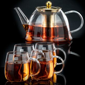 סט מושלם לחובבי התה - מתנה נהדרת !  קנקן חליטה גדול בעיצוב אלגנטי ומרשים עם ארבעה סוגי גימורים שונים: מכסה ופילטר בגימור: כסוף | ברונזה | זהב  בנפח 1500 מ"ל עם 4 כוסות גדולות 350 מ"ל באריזת מתנה יוקרתית תכונות המוצר: עשוי זכוכית יינה גלאס דקה וחזקה במיוחד עם שקיפות מדהימה עמיד ובטוח לשימוש בטמפרטורות חום וקור ניתן להעמיד על פלטת בישול / שבת עם נוזל  אינו מתאים לשימוש במדיח  הסט כולל: קנקן בנפח 1500 מ"ל + 4 כוסות 350 מ"ל כל אחת
