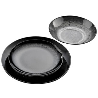 עיצוב שלא נשארים אליו אדישים. אם אתם אוהבים להשאיר אנשים פעורי פה אתם חייבים סט צלחות מסדרת בטיק - BATIK בשחור מבריק שיעיף את השולחן שלכם מעלה מעלה צלחות פורצלן באיכות מעולה בגימור מבריק מושלם  עיצוב המזכיר פנינה בצבעה הטבעי קרם בוהק ויוקרתי או בגימור שחור בוהק ויוקרתי  הסט כולל:  6 צלחות מנה עיקרית  6 צלחות מנה ראשונה  6 צלחות מרק מפוארות 