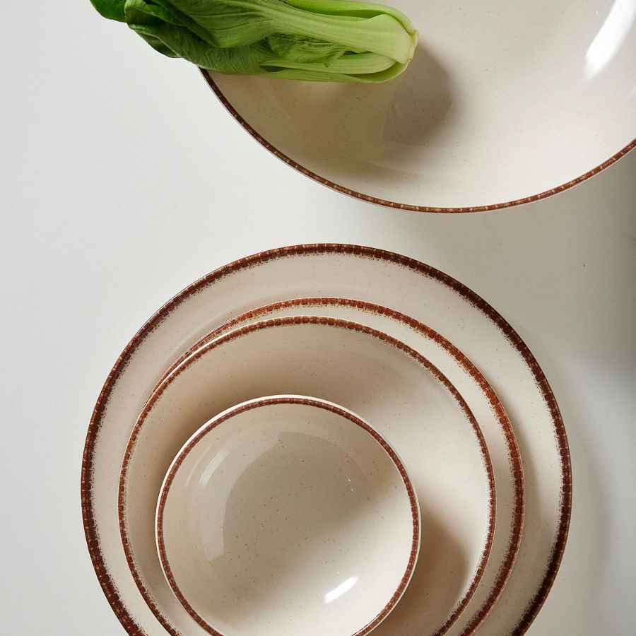 לא תאמינו שזה מלמין ! סדרת המלמין – קרם חום, נוכחות ואירוח מהלב הצלחות שמכניסות צבע, חמימות ואופי לשולחן. עם גוונים בהירים טבעיים לבחירה: אוף ווייט | קרם וחום |ירקרק מה בסדרה ? מנה עיקרית 28 ס"מ | מנה ראשונה 23 ס"מ | קערית מרק 20 ס"מ | קערית 14 ס"מ | קערת הגשה גדולה 30 ס"מ תכונות המוצר: עשוי מלמין איכותי, קל משקל ועמיד מאוד בפני שבירה נוח לשימוש ולשטיפה – ומושלם גם לילדים וגם לאירוח. אינו סופג כתמים, נשטף בקלות ושומר על מראה חדש לאורך זמן פתרון אידיאלי לאירוח חופשי בלי חשש גם בבית עם ילדים, מושלם לאירועי קייטרינג גני ילדים צימרים מסעדות טיולים ועוד מוזמנים לארח עם סטייל – ולהרגיש בבית, גם כשיש אורחים. אופן הטיפול: מתאים לשימוש במדיח