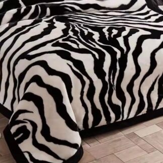 מחממים את החורף ובזול שמיכת חורף יחיד או זוגי באיכות מעולה לחימום בימים קרים מעבר לכך השמיכה קטיפתית נעימה מאוד למגע ודו צדדית מידות: יחיד: 220X160 ס"מ | זוגית: 220X200 ס"מ חומר: 100% פוליאסטר דגם: זברה מותג: ניקולטי