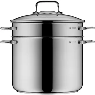 הסיר המדויק להכנת פסטה מושלמת ! הסיר המושלם לכל סוגי הפסטה - מפנה ופוזילי ועד לינגוויני וספגטי. מידות הסיר: 25,3 × 31 × 32,5 ס"מ נפח הסיר: 7 ליטר עיצוב חכם הופך את סיר הפסטה לסיר אידיאלי עבור מנות קטנות יותר ולכל המשפחה וכמובן לאחסון קל. מסננת הפסטה המובנית מציעה נוחות יומיומית יוצאת דופן, עם שפתי מזיגה רחבים להגשה ללא מאמץ ללא טפטוף ומטבח ללא רבב. המסננת המשולבת יכולה להישאר בסיר במהלך הבישול, מה שמקל על הוצאת הפסטה. היא מתאימה גם לשמירה על חום הפסטה בסיר לפני ההגשה. תכונות נוחות אלה מותאמות לתוצאות בישול ללא רבב הודות לבסיס האוניברסלי TransTherm® המציע פיזור חום ושימור מיטביים בכל ארוחה. מותאם לכל הכיריים, כולל אינדוקציה סירים ומחבתות WMF Mini עשויים מ-Cromargan® מלוטש ומתוחכם: פלדת אל חלד 18/10 - הבטחה לעמידות יוצאת דופן, עמידה במדיח כלים לנוחות מירבית ועם גימור מינימליסטי שמושך את העין