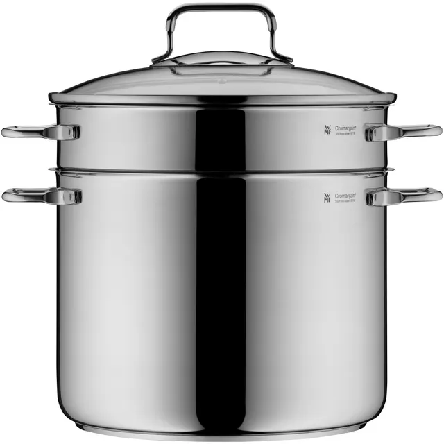 הסיר המדויק להכנת פסטה מושלמת ! הסיר המושלם לכל סוגי הפסטה - מפנה ופוזילי ועד לינגוויני וספגטי. מידות הסיר: 25,3 × 31 × 32,5 ס"מ נפח הסיר: 7 ליטר עיצוב חכם הופך את סיר הפסטה לסיר אידיאלי עבור מנות קטנות יותר ולכל המשפחה וכמובן לאחסון קל. מסננת הפסטה המובנית מציעה נוחות יומיומית יוצאת דופן, עם שפתי מזיגה רחבים להגשה ללא מאמץ ללא טפטוף ומטבח ללא רבב. המסננת המשולבת יכולה להישאר בסיר במהלך הבישול, מה שמקל על הוצאת הפסטה. היא מתאימה גם לשמירה על חום הפסטה בסיר לפני ההגשה. תכונות נוחות אלה מותאמות לתוצאות בישול ללא רבב הודות לבסיס האוניברסלי TransTherm® המציע פיזור חום ושימור מיטביים בכל ארוחה. מותאם לכל הכיריים, כולל אינדוקציה סירים ומחבתות WMF Mini עשויים מ-Cromargan® מלוטש ומתוחכם: פלדת אל חלד 18/10 - הבטחה לעמידות יוצאת דופן, עמידה במדיח כלים לנוחות מירבית ועם גימור מינימליסטי שמושך את העין