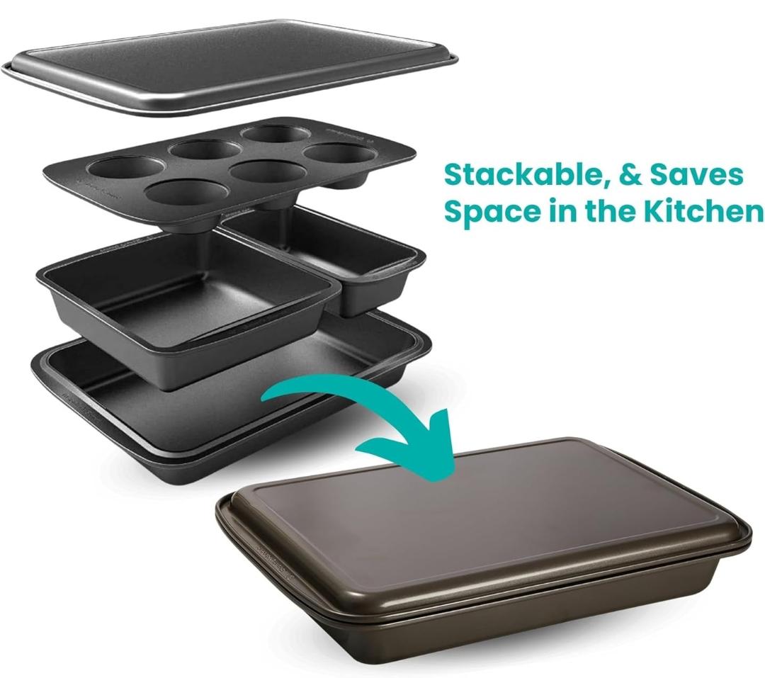 המתנה המושלמת לחובבי האפייה סט אפייה מושלם הכולל תבניות אפייה במגוון סוגים: תבנית אינגליש / לחם - 24X12 ס"מ תבנית מרובעת - 24X22 ס"מ תבנית מאפינס - 33.5X20.5 ס"מ תבנית שטוחה - 38X26 ס"מ תבנית מלבנית - 38X26 ס"מ תכונות המוצר: ציפוי נון איכותי המונע הדבקות אריזה חכמה וייחודית המאפשרת לנו חיסכון במקום ואחסון מסודר מתנה נהדרת לחובבי הקונדיטוריה והאפייה טיפ לעבודה עם תבניות אפיה NON-STICK: לפני שרוצים לשלוף את המזון מהתבנית כדאי לתת לו להצטנן מעט פעולה זו גורמת למאפה להתכווץ מעט וכך ניתן להוציא אותו בקלות מתבנית האפייה