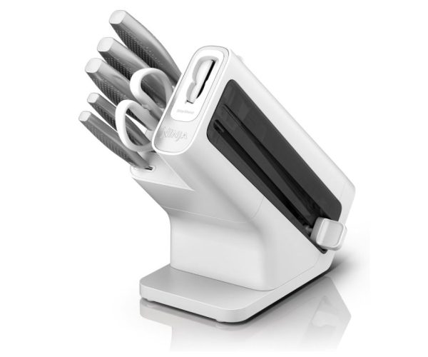 חדות ועיצוב שאינם נגמרים - Ninja Knife הקולקציה החדשה מבית נינג'ה סדרת הסכינים היוקרתית STAY SHARP ועכשיו בצבע לבן עם ידיות נירוסטה מאוזנות המאפשרות שימוש בטיחותי ויעיל לאורך זמן סט סכינים מושלם שכל מטבח צריך ! הסט כולל: סכין שף 8" / 20 ס"מ סכין פריסה גדולה 8" / 20 ס"מ סכין פריסה בינונית 5" / 13 ס"מ סכין פריסה קטנה 3.5" / 9 ס"מ משחיז מובנה בטכנולוגיה חכמה מתקן אחסון יוקרתי לכל הסכינים