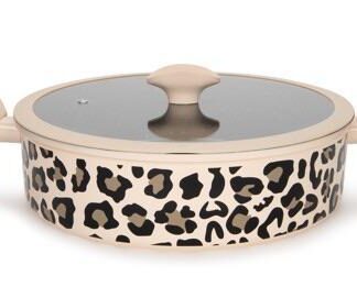 מכניסים אופנה לסירים עיצוב מנומר במהדורה מוגבלת לבישול והגשה גימור ייחודי ושובר שגרה. סיר דגים עם ציפוי נון סטיק מעולה המאפשר בישול בריא מופחת שמן סיר נמוך מושלם להכנת קציצות דגים אורז ועוד ... תכונות המוצר: קוטר: 28 ס"מ נפח: 4 ליטר ללא חומרים רעילים (PFOA/PFTE FREE) חומרים: אלומיניום / ציפוי Non Stick / זכוכית / סיליקון. מתאים לכל סוגי הכיריים כולל אינדוקציה. שימוש בתנור: עד 150 מעלות. מומלץ לשטוף ידנית. אחריות: 12 חודשי אחריות יבואן רשמי.