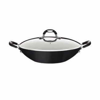 מסתבר שגם בברזיל מקפיצים ... שיטת הבישול עם ווק המאפשרת לנו להכין מגוון מנות עשירות עם טעמים מופלאים נפוצה עכשיו בכל העולם לכן חברת טרמונטינה הברזילאית שמתמחה בייצור כלים למטבח הביתי רואה בווק פריט חובה מכלי הבישול בכל מטבח. מפרט טכני מידות המוצר (אורך X רוחב X גובה): 43.6 על 33.1 על 17.2 ס"מ. קוטר: 32.0 ס"מ. תכולה: 4.5 ליטר. עובי: 3.0 מ"מ. מתאים לשימוש על כיריים: חשמל, גז, זכוכית-קרמיקה ואינדוקציה. בנוסף, קל לניקוי וניתן לשטוף במדיח כלים! מיוצר מאלומיניום רב שכבתי עבה במיוחד המעניק פיזור חום אחיד לכל חלקי הווק ציפוי נון סטיק איכותי המאפשר שימוש מופחת בשמן ובישול בריא ידיות עם ציפוי סיליקון המאפשרות החזרת הווק בזמן השימוש וניוד ממקום למקום בקלות