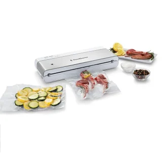 לאטום כמו מקצוענים עם מכשיר ביתי ואלגנטי  מכשיר אטימה לשקיות ואקום עושה בדיוק את הפעולות שאתם צריכים למטבח הביתי  גם אם אתם טבחים חובבי בישול ומומחה סו-וויד וגם אם אתם רק רוצים לשמור על טריות המזון  מפרט: יכולת ייצור שקיות מהירה: איטום מהיר של שקיות בתפזורת הנחתכות לשקיות אחסון נפרדות בעזרת החותכן המובנה. דגם זה מאפשר חיסכון של 35% בשקיות איטום הודות לחותכן ולסדרן השקיות המוטמעים בו. המערכת מצוידת בצינור ליצירת ואקום, שקיות זיפר, ואביזרים נוספים כגון פקקים לבקבוקים. עיצוב דק ואלגנטי החוסך מקום אחסון במטבח פונקציות אטימה ייעדיות מאפשרות אחסון בואקום לכל סוגי המזון פונקציית יישור שקיות מונעת בזבוז שקיות אפשרות אטימה ידנית לאחסון במקרר או במזווה איטום בואקום האמצעות כפתור אוטומטי מגש טפטוף נשלף לניקוי קל 12 חודשי אחריות יבואן רשמי  תכולת האריזה: 1 גליל שקיות ואקום 28 ס"מ x 2.43 מ ' 2 שקיות לאיטום ואקום 946 מ"ל 2 שקיות לאיטום ואקום 3.78 ליטר 1 צינור אטימה