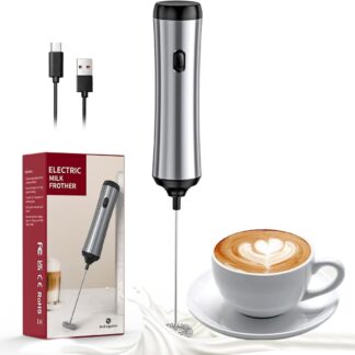 לשתות את הקפה שלנו בכל מקום ובדיוק כמו שאנחנו אוהבים ! מקציף חלב ידני נטען מקציף לחלב ידני -מוט עם סליל הקצפה מוט נירוסטה גמיש שאושר למגע עם מזון. בקצה המוט יש קפיץ המערבל את החלב ומקציף אותו. פתח סוללות נוח לחצן הפעלה אלקטרוני קל להפעלה ניתן להקציף בעזרתו מגוון משקאות כגון: שוקו, משקאות בטעמים, ביצים ,רטבים שונים ועוד. מעוצב ארגונומית למקסימום נוחות בהחזקה תוך כדי שימוש. מסופק עם כבל טעינה USB ראש הקצפה גמיש- למניעת כיפופים ועיוותים. מהיר- הקצפת כוס חלב תוך שניות נוח וקל לשימוש- הקצפה ישירות בכוס השתייה או בקנקן הקצפה עד 250 מ"ל קל ופשוט לניקוי מכשיר נטען החוסך לנו רכישת סוללות ולאורך זמן מחזיר את ההשקעה ולכן הוא חסכוני ביותר ! אחריות לשנה ע"י יבואן רשמי