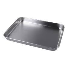 לאכול בבית ולהרגיש במסעדה  מגש אלומיניום רב שימושי במידות: 33X23X2.5 ס"מ מתאים למספר משימות:  הגשת מנות אישיות לסועד  הגשה כללית של מספר כוסות, מזטים, לחמים ועוד  תבנית אפייה שטוחה (עמיד עד 230 מעלות)  תכונות המוצר:  עשוי מאלומיניום איכותי  עמיד לשטיפה במדיח הכלים  חזק במיוחד  מתאים לשימוש במסעדות חדרי אוכל ובתי קפה 