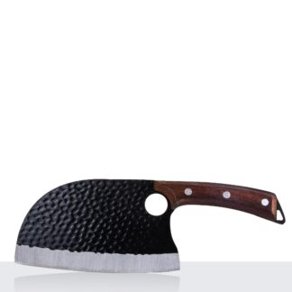 סכין שף רב שימושית עם להב רחב במיוחד. סכין מקצועית עם ידית עץ חור בלהב המאפשרים אחיזה נוחה וחיתוך קל. משמשית כגרזן ומושלמת לקיצוץ בשרים לקבב עראייס ועוד. רוחב הלהב מאפשר לנו שימוש בו ממש כפטיש דפיקה או לחלופין כ-"קלף" להרמה וערבוב המזון. סכין מעוקלת חדה במיוחד חזקה מאוד המתאימה למגוון רחב של שימושים בקצה ידית הסכין ישנו כחלק בלתי נפרד מגוף הלהב (העובר לכל אורך הסכין) המאפשר קשירה של הסכין אל גוף המשתמש בעיקר כאשר מדובר בתרמילאים או ביציאה לשטח. הסכין מתאימה לטיפול בבשרים ירקות עשבי תיבול בגדול כל מה מה שמצפים מסכין שף במרכז להב הסכין ישנו חור שניתן להחדיר אליו את האצבע ולאפשר נעילה ויציבות של הסכין מידות:  אורך להב: 16 ס"מ, רוחב להב: 9 ס"מ, אורך כולל: 26 ס"מ מומלץ שטיפה ידנית עם מים וסבון וכרית שטיפה הוראות בטיחות לשימוש בסכין: יש לאחסן בתוך נרתיק תיק, מתקן ייעודי לכך יש לאחסן סכין הרחק מהישג ידם של ילדים אין לאחסן סכין במגירות המטבח ללא כיסוי מגן להב הסכין חד מאוד ועלול לגרום לפציעות יש לנהוג משנה זהירות בעת עבודה אחסון והשחזה של סכין שף מתנה מדהימה למי שאתם מחשיבים תרמילאי חובב שטח ואוכל 