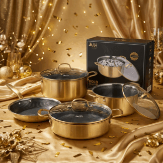 סירים ומחבתות נון סטיק בגימור זהב בטכנולוגית 3PLY אתם כבר יודעים שעל איכות אנחנו לא מתפשרים בוודאי בכל מה שקשור להכנת האוכל שלכם אבל אנחנו רוצים להביא אליכם עוד משהו כי האיכות לבדה כבר לא מספיקה ואנחנו אוהבים לחדש ואנחנו רוצים פחות כלים במטבח לכן תמיד נעדיף סדרות בישול שניתן יהיה להגיש בהם ישירות לשולחן ללא החלפת כלים. סירים מומלצים לפסח אנחנו מביאים את סדרת הגולד שנייה לפני חג הפסח הסדרה פשוט מעוצבת להגשה ללא צורך בהעברה לכלי נוסף אז אם אתם מחובבי הזהב היוקרה והעושר שהוא מביא אתו הסדרה הזו בדיוק בשבילכם. סט סירים ומחבתות במבצע עקרונית לנו כדאי למכור סיר או מחבת שתואמים בדיוק לצרכים של הלקוח אבל אנחנו מציעים ללקוחות שלנו מארזי בישול במבצע מכמה סיבות ראשית ככל שהסט גדול יותר ומורכב מכמה יחידות המחיר יהיה אטרקטיבי יותר ביחס לפריט הבודד סט מאפשר לנו לייצר אחידות בבישול ובהגשה ועושה לנו סדר גם בארונות המטבח סירים ומחבתות היברידיים למה צריך את זה ? סירים ומחבתות היברידיים (כגון סדרות HYBRID PAN של FOOD APPEAL או CookCell) משלבים נירוסטה עמידה עם טכנולוגיית נון-סטיק (ציפוי מונע הידבקות) ליצירת כלי בישול רב-תכליתיים, עמידים לשריטות וקלים לניקוי. הם כוללים מבנה רב-שכבתי לפיזור חום אחיד ומתאימים לכל סוגי הכיריים, כולל אינדוקציה. יתרונות מרכזיים של סירים ומחבתות היברידיים: שילוב חומרים: שילוב של עמידות הנירוסטה עם קלות השימוש של נון-סטיק. ציפוי נון סטיק: משטח בישול בעל מבנה כוורת המגן על ציפוי הנון-סטיק ומאפשר שימוש בכלי מתכת. ציפוי PVD: מעניק את גוון הזהב לנירוסטה עם זאת חזק מאוד ואינו מפריש חומרים. עמידות גבוהה: עמידים בפני שריטות ומאפשרים בישול בחום גבוה לסימני צריבה איכותיים, בדומה לנירוסטה רגילה. בישול בריא ונוח: ניקוי פשוט ומהיר, לרוב מאפשרים בישול עם פחות שמן. התאמה: מתאימים לכל סוגי הכיריים, כולל אינדוקציה, וחלקם בטוחים לשימוש בתנור. סוג זה של כלי בישול פותר את הבעיה של מחבתות נון-סטיק רגילות שנוטות להתגרד במהירות, ומציע פתרון המשלב איכות ונוחות.