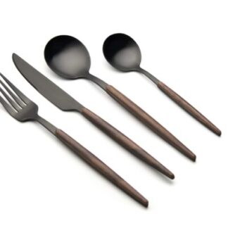 מכניסים את הטבע למטבח סט סכו"ם בעיצוב עכשווי צורה עגולה מינימליסטית צבע עץ מרשים משולב בשחור מט מסתורי הסט כולל: 6 כפות, 6 מזלגות, 6 סכינים, 6 כפיות. עשוי מנירוסטה אל חלד איכותית עמיד בפני חלודה לאורך שנים. עיצוב ארגונומי ומשקל כלים המותאם לנוחות השימוש הסט מגיע באריזה מהודרת, מתנה מושלמת לכל אירוע. שטיפה ידנית מומלצת.