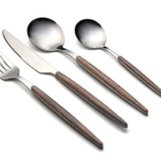 מכניסים את הטבע למטבח סט סכו"ם בעיצוב עכשווי צורה עגולה מינימליסטית בשילוב צבע עץ מרשים הסט כולל: 6 כפות, 6 מזלגות, 6 סכינים, 6 כפיות. עשוי מנירוסטה אל חלד איכותית עמיד בפני חלודה לאורך שנים. עיצוב ארגונומי ומשקל כלים המותאם לנוחות השימוש הסט מגיע באריזה מהודרת, מתנה מושלמת לכל אירוע. שטיפה ידנית מומלצת.