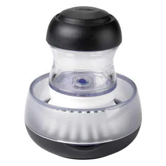 שטיפת הכלים מעולם לא הייתה נוחה יותר. סט המשלב מברשת כף יד נוחה בטירוף עם מחזיק שימושי ששומר עליה מוכנה לשימוש לכל כלי מלוכלך. המברשת כוללת זיפי ניילון עמידים שמסירים בקלות שאריות מזון דבוקות. מחזיק נלווה שמאחסן את המברשת ותופס עודפי מים בקלות. המחזיק כולל מגש טפטוף נשלף לשמירה על משטחי עבודה נקיים ויבשים. בסיס מונע החלקה שומר את המחזיק במקום בבטחה. המברשת בטוחה לשימוש עם כל כלי הבישול שלכם. הוצאת סבון בלחיצה קלה על כפתור. זיפי ניילון עמידים שמקרצפים בקלות שאריות מזון דבוקות. המחזיק תופס טפטופי מים. כולל מגש טפטוף נשלף. בסיס מונע החלקה.