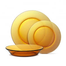 כשנוסטלגיה פוגשת סטייל ... גלו את קולקציית מוצרי הענבר המעודנת שלנו מבית Duralex, שבה נוסטלגיה פוגשת שיק עכשווי. כל פריט לוכד תחושה של חמימות ואופי, מושלם לשדרוג חוויית האוכל שלכם. צלחות דורלקס הן מעולות למגוון רחב של שימושים כל צלחת יכולה לשמש למספר מנות מה בסדרה ? צלחת מנה עיקרית 23.5 ס"מ - יכולה לשמש כצלחת ביניים, צלחת מנה עיקרית. צלחת מנה ראשונה 19 ס"מ - משמשת למנות ביניים, ראשונות וגם כצלחת עוגה. צלחת מרק 21 ס"מ - צלחת שהיא חובה בכל מטבח, היא מושלמת למרק, אפשר להגיש בה חומוס או סלט ירקות, פירות ופיצוחים - בקיצור צלחת שכל מטבח צריך.