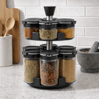 גם עושים סדר וגם שומרים על הטריות !  עם מתקן התבלינים החכם מבית רוסו אנחנו מנצלים את השטח במקסימום, מווסתים את כמויות התבלינים לפי השימוש וכמובן מנגישים אותם במטבח. תכונות המוצר: מגיע עם 12 צנצנות זכוכית בגדלים שונים: 6 צנצנות בנפח 85 מ"ל +  6 צנצנות בנפח 200 מ"ל הצנצנות כוללות פתחי מזיגה נוחים  המאפשרים שליטה בכמות מתאימות לשטיפה במדיח כלים בסיס מסתובב המאפשר שימוש זמין ונוח  מצורף מדבקות לסימון תכולת הצנצנת  12 חודשי אחריות יבואן רשמי בשימוש נכון 