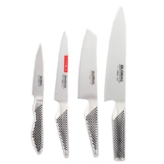 הסכינים שבלעדיהם שום מטבח אינו מושלם. סט 4 סכינים מהסדרה הקלאסית של חברת GLOBAL יפן. הידית החלולה שמייחדת את סכיני GLOBAL וגרגרי החול שבתוכה, יוצרים חוויה מושלמת של חיתוך, פריסה וקיצוץ של ירקות, בשר, דגים, עשבי תיבול ומגוון חומרי גלם נוספים, באמצעות סכינים קלות, מאוזנות ומדויקות. מה בסט ?  סכין שף דגם G2, חדה ורחבה באורך 20 ס"מ האידיאלית למגוון רחב של שיטות חיתוך וחומרי גלם במטבח. סכין ירקות דגם GS5 (קופיץ) באורך 14 ס"מ סכין פילוט גמישה דגם GS11 באורך 15 ס"מ סכין לקיצוצים וקילופים GS38 באורך 9 ס"מ. עוד דברים שצריך לדעת. הסט מעניק פתרון שלם למטבח ביתי פעיל שמעריך איכות, לפודיס ולשפים. מיוצר ביפן. אחריות לכל החיים. איזון מושלם לעבודה ממושכת ללא מאמץ זוכה פטנט בין לאומי לעיצוב